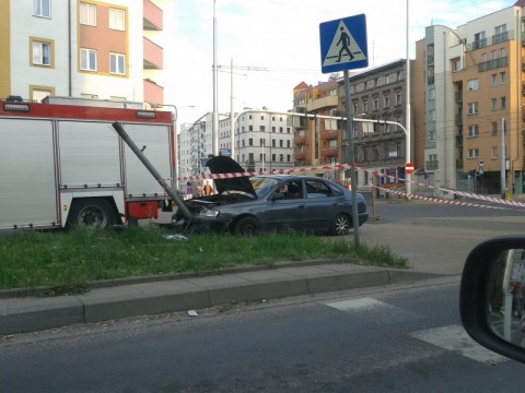 Nie zobaczył znaku, uderzył w słup - 1
