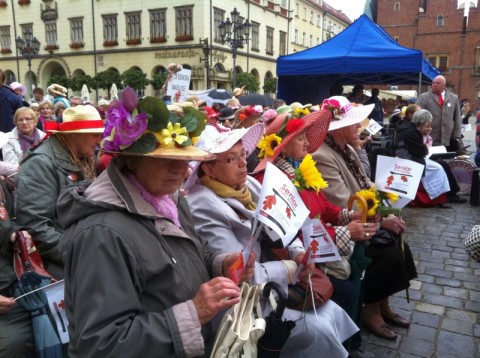 Seniorzy opanowali centrum (Zdjęcia) - 1