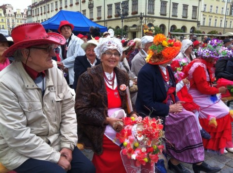Seniorzy opanowali centrum (Zdjęcia) - 2