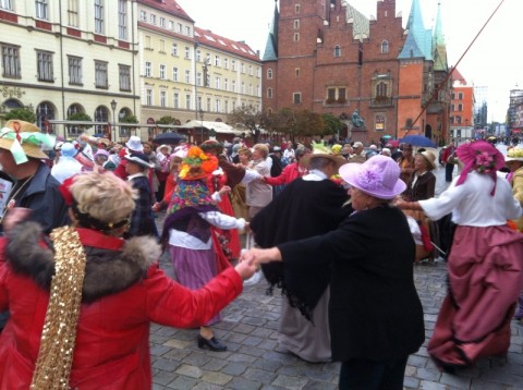Seniorzy opanowali centrum (Zdjęcia) - 3