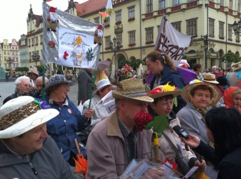 Seniorzy opanowali centrum (Zdjęcia) - 5