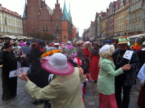 Seniorzy opanowali centrum (Zdjęcia) - 6