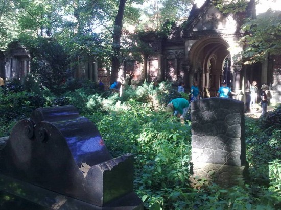Sprzątają cmentarz z "potrzeby serca" - fot. archiwum prw.pl