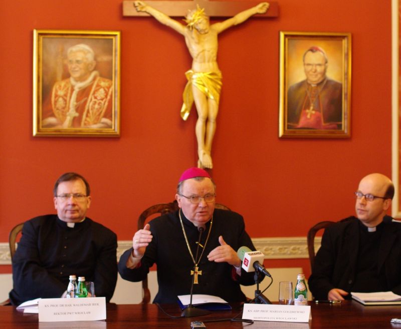 Prawa ręka Benedykta XVI odwiedzi Wrocław - Ks. Waldemar Irek, Metropolita Wrocławski Marian Gołębiewski, ks. Cezary Chwilczyński (Fot. Katarzyna Górowicz)