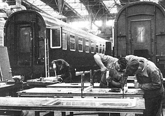 We Wrocławiu powstaną lokomotywy? - Montaż wagonów około 1968 r., fot. Wikipedia