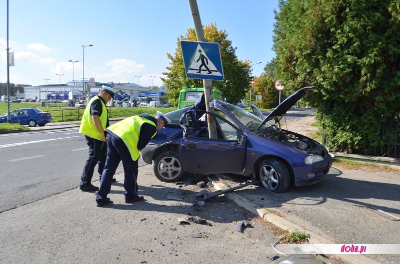 Opel wbił się w latarnię (Zdjęcia) - fot. doba.pl