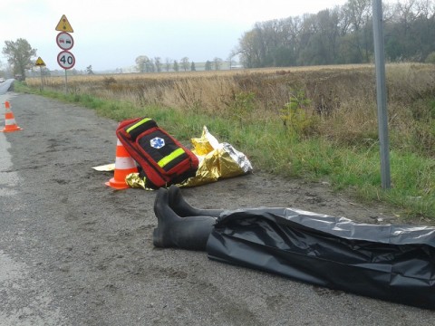 Czarne worki przy drodze - 1