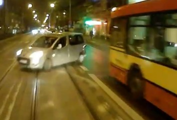 Tramwaj rozjechał samochód (Wideo) - 
