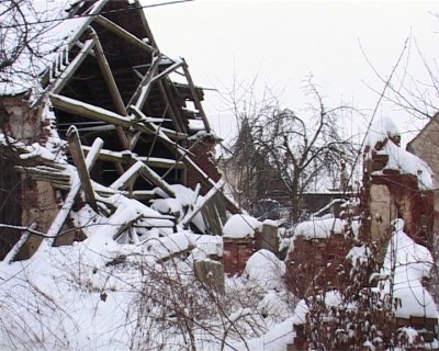 Uwięzieni we własnym domu (Zobacz i Posłuchaj)  - 1