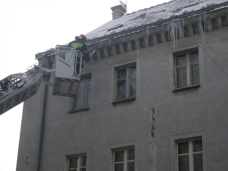 Legnica - uwaga na spadające sople! - Fot. Andrzej Andrzejewski