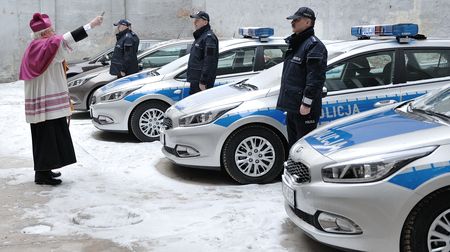 Ksiądz święci, a internet się śmieje - fot. mat.policji