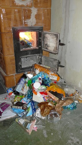 Palą w piecu, czym się da (ZOBACZ) - 5