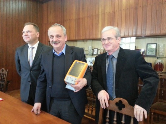 W Jeleniej Górze... rewolucja! - Prezydent Marcin Zawiła z nowym czytnikiem biletów, fot. prw.pl
