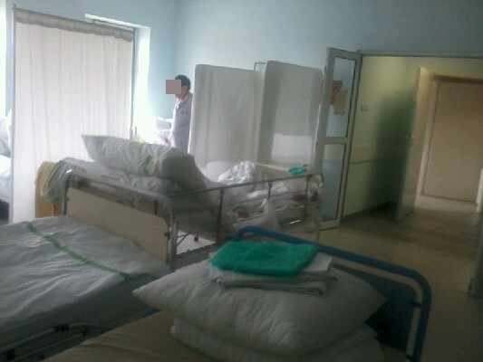 Pacjenci leżą na korytarzu! - fot. prw.pl