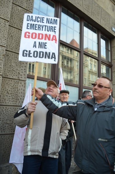 Emeryci mają dość. Wyszli na ulicę - 2