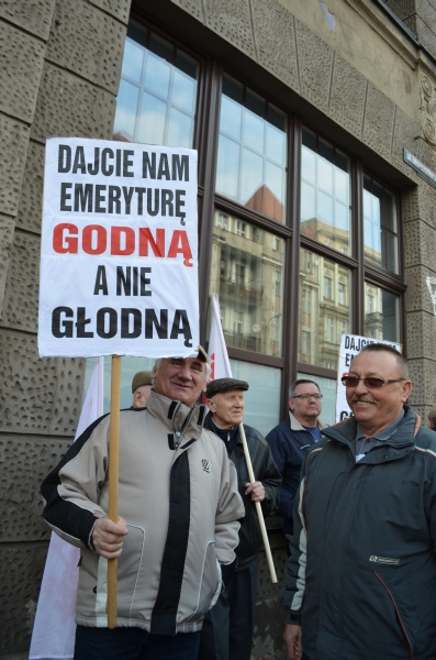 Emeryci mają dość. Wyszli na ulicę - 3