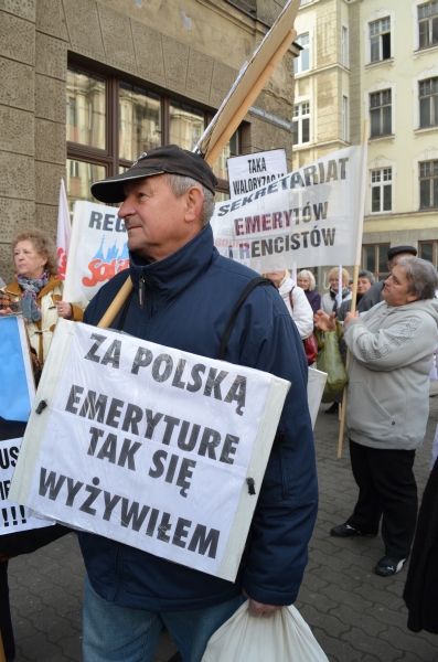 Emeryci mają dość. Wyszli na ulicę - 6