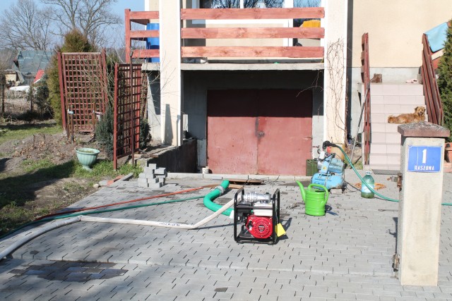 Chciał pomóc, a ma ścieki w domu - fot. prw.pl