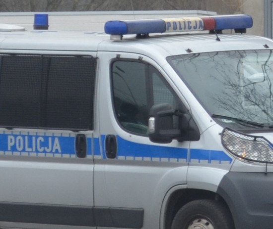 Wyrzucił grzejnik na zaparkowane auto - fot. prw.pl