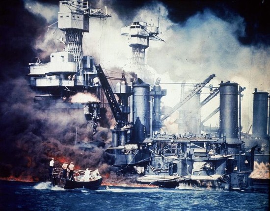 III Wojna Światowa to koniec świata? - II Wojna Światowa, USS West Virginia płonie po japońskim ataku na Pearl Harbour, fot. Wikipedia