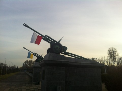 Polityczny happening na cmentarzu - 3
