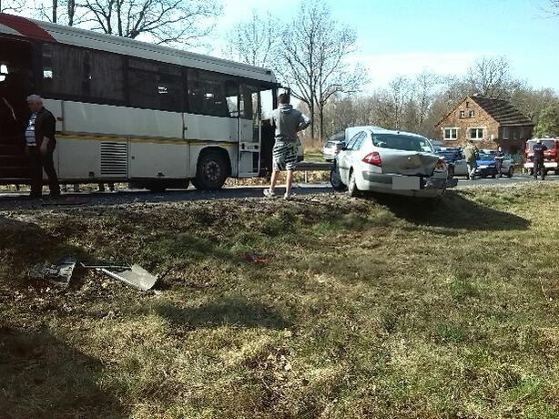 Wypadek autobusu z dziećmi (FOTO) - 1