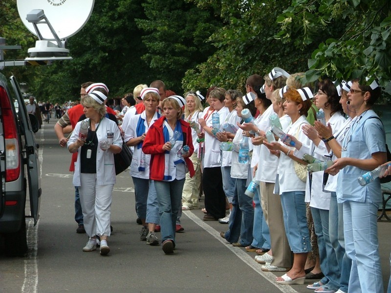 Dolny Śląsk bez pielęgniarek? - Pielęgniarki przed Kancelarią Premiera RP (fot. Wikipedia/Alina Zienowicz)