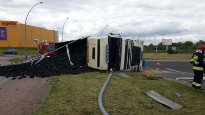 Wywrócona ciężarówka z węglem - 0
