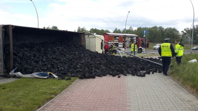 Wywrócona ciężarówka z węglem - 3