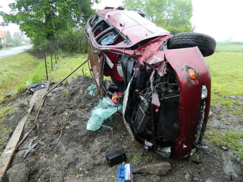 Wjechał w słup, trafił do szpitala - fot. doba.pl