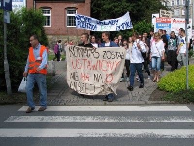 Rodzice powiedzieli dość. Była pikieta w obronie dyrektorki - 0