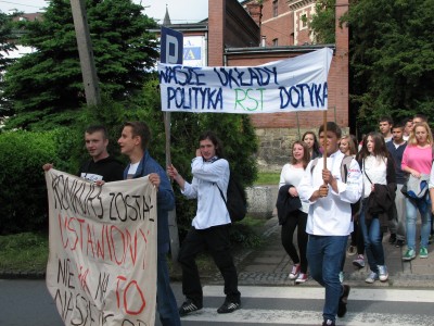 Rodzice powiedzieli dość. Była pikieta w obronie dyrektorki - 1