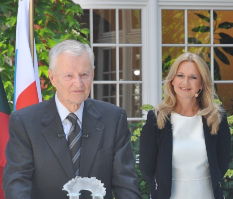 Prof. Brzeziński z nagrodą im. Nowaka Jeziorańskiego - fot. Sylwia Jurgiel