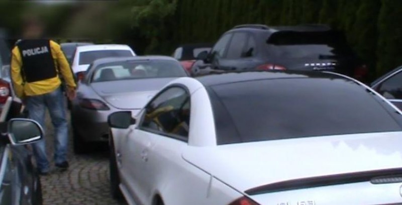 Znaleźli dziuple z luksusowymi autami (FILM) - dolnoslaska.policja.gov.pl