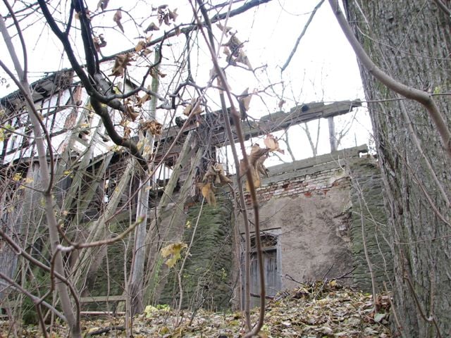 Urzędnicy przegral batalię o zabytki  - Resztki zabytkowej karczmy niszczeją w Miszkowicach (Fot. Piotr Słowiński)