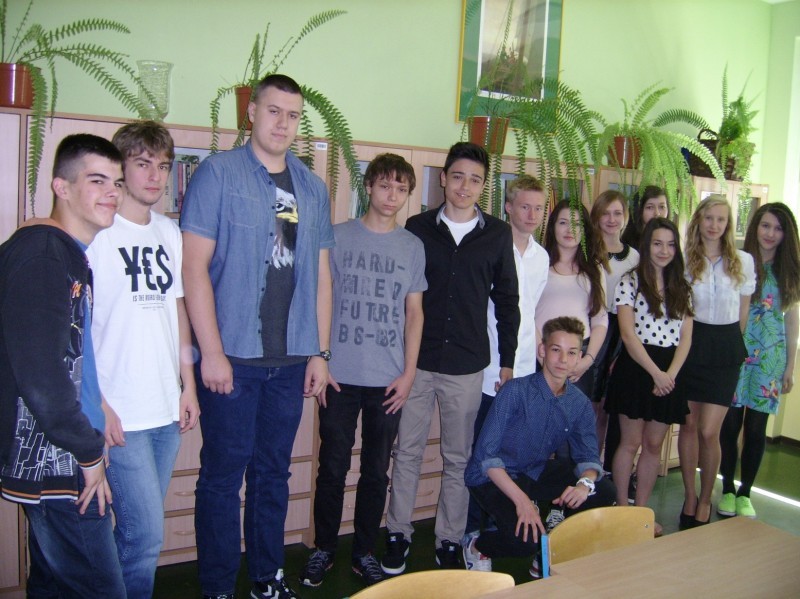 "Klasa geniuszy" odbiera świadectwa. Wszystkie z czerwonym paskiem! - To tylko część "klasy geniuszy" z Gimnazjum nr 4 w Lubinie.