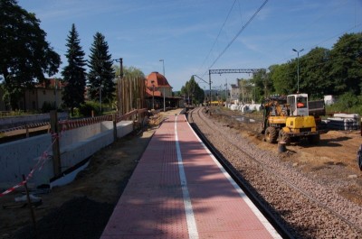 Nowy peron, tory i przejazd kolejowy w Wałbrzychu