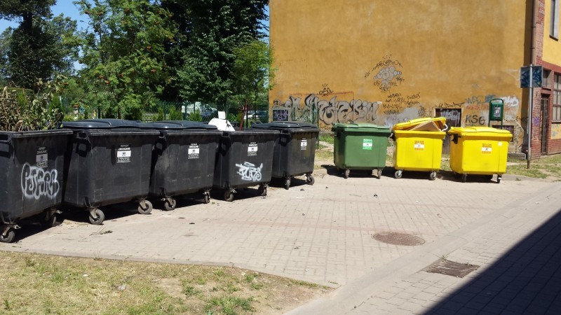 Parking stale zajęty przez... kubły na śmieci - Fot. Piotr Słowiński