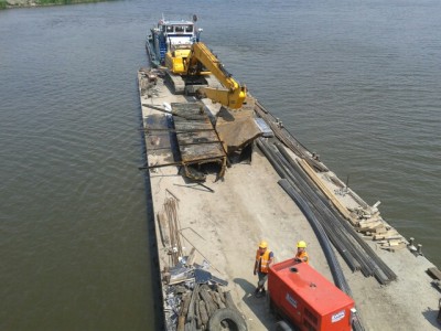 Wrocław: Robotnicy znaleźli w Odrze łódź podwodną? (FOTO) - 1
