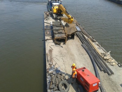 Wrocław: Robotnicy znaleźli w Odrze łódź podwodną? (FOTO) - 3
