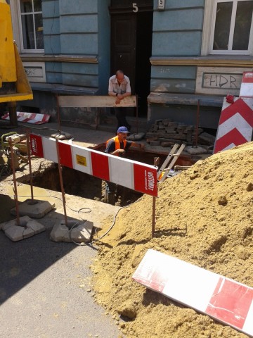 Przy Wolskiej pękła rura, naprawili... pękła znowu - 1