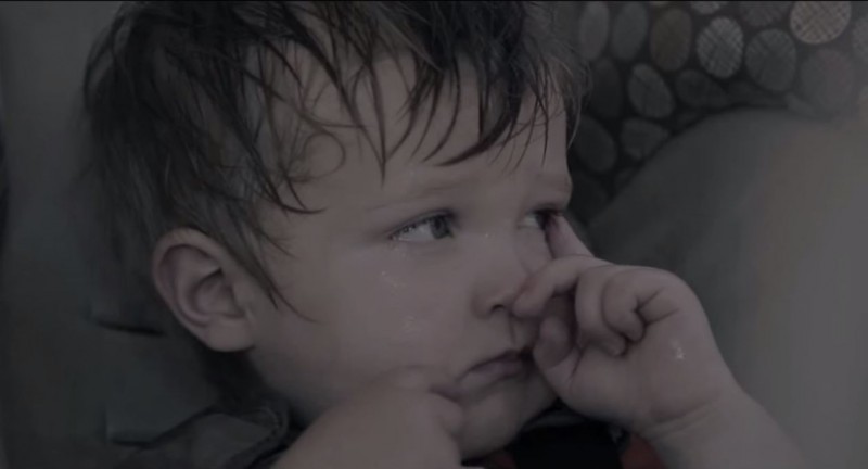 "Na chwilkę", która trwała godzinę, zostawiła dziecko w nagrzanym aucie - fot. Kadr z filmu w YouTube