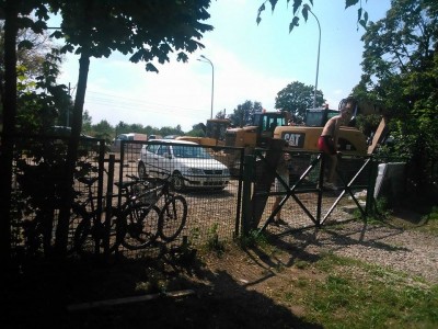 Porzucają auta byle gdzie, bo nie da się zaparkować koło Glinianek - 3