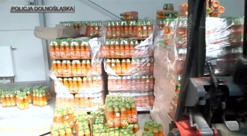 Nielegalne papierosy w paletach z napojami dla dzieci (WIDEO) - Zdjęcia: www.dolnoslaska.policja.gov.p
