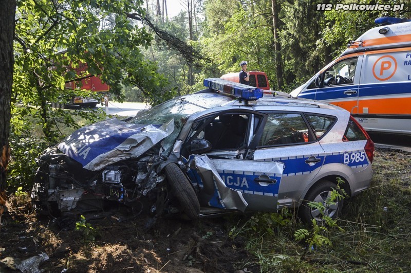 Policjantka wjechała w drzewo. Helikopter zabrał ją do szpitala - Zdjęcia: www.112polkowice.pl