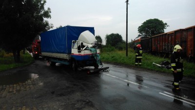 Zderzenie ciężarówki z pociągiem (ZDJĘCIA) - 5