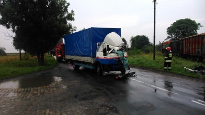 Zderzenie ciężarówki z pociągiem (ZDJĘCIA) - 8