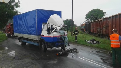 Zderzenie ciężarówki z pociągiem (ZDJĘCIA) - 0