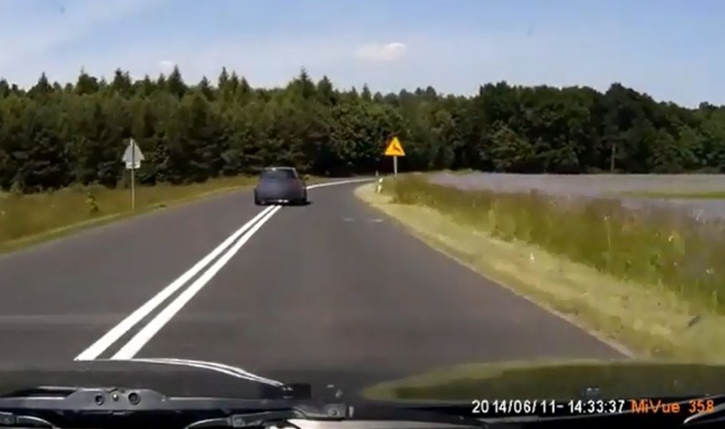 Kierowca go nagrał, policjanci dali mandat (FILM) - Kadr z filmu nagranego przez kierowcę