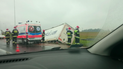 A4/A8: Ciężar&oacute;wka wpadła do rowu (ZOBACZ)